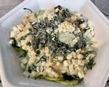 Une image de l'étape 9 de Salade de concombre à la crème, oignon doux, feta et coriandre.