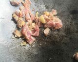 รูปขั้นตอนการทำที่ 3 ของ ผัดถั่วหวานและข้าวโพดอ่อนกับหมูสันใน สูตรน้ำมันน้อย