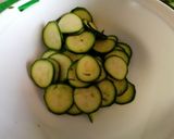 Foto del passaggio 2 della ricetta Rondelle di zucchine crude marinate, servite e conservate 🌿🌞