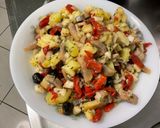 Une image de l'étape 15 de Salade tiède de poivrons rouges, pommes de terre, harengs et olives.