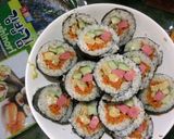Hình bước làm 3 của món Kimpap (cơm cuộn rong biển)