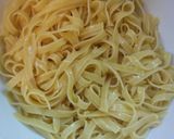 Foto del paso 2 de la receta Nidos de pasta con cúrcuma, comino, cebolla y pimiento rojo