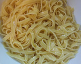 Foto del paso 2 de la receta: Nidos de pasta con cúrcuma, comino, cebolla y pimiento rojo