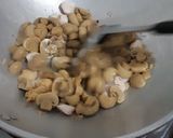 Foto langkah ke 4 dari resep Kuah jamur kancing vegie.