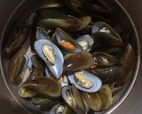 Foto langkah ke 1 dari resep Kerang saus padang.