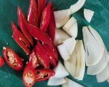 Foto langkah ke 2 dari resep Ayam Kecap Bawang Bombay.