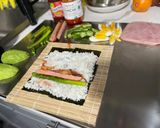 Hình bước làm 3 của món Cơm cuộn nhật bản