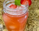 Foto del paso 2 de la receta: Agua de fresa 🍓 con hierbabuena 🍃