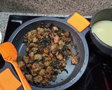 Foto del paso 7 de la receta: Arroz con Butifarra, Rovellons, Trompetas de la Muerte y Champiñones Portobello