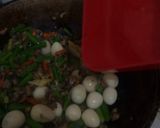 Foto langkah ke 5 dari resep Tumis kerang telur puyuh bunga bawang.