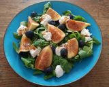 Foto del passaggio 2 della ricetta Insalata di fichi neri, mirtilli e ricotta al balsamico