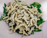 Foto langkah ke 5 dari resep Oseng - oseng Usus Cabe Ijo.