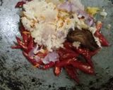 Foto langkah ke 2 dari resep 37. Tumis Kerang Bumbu Iris dan Parut.