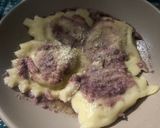 Foto del passaggio 8 della ricetta Ravioli 🥟 ripieni di zucca e salsiccia conditi con salsa di radicchio e speck
