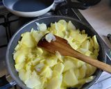 Foto del paso 4 de la receta: Tortilla de patatas con cebolla