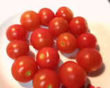 Foto del paso 1 de la receta: Ensalada templada de cherrys con pan frito y aceitunas negras
