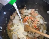 A picture of step 3 of Creamy seafood pasta.