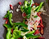 Foto langkah ke 3 dari resep Oseng Tempe dan Paprika Hijau.