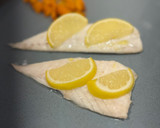 Foto del paso 3 de la receta: Lomos de dorada asados al limón