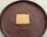 Foto del paso 7 de la receta: Tarta de galletas, mousse de chocolate y natillas