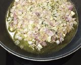Foto del passaggio 1 della ricetta Risotto cacio e pere su cialda di parmigiano