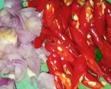 Foto langkah ke 2 dari resep Kering Terong Pedas dan Telur Seledri.