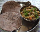 A picture of step 5 of Ragi flour bhakri (nachni chi bhakri with brinjal bharta).