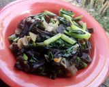 Foto langkah ke 3 dari resep Tumis sawi jamur kuping pedas.
