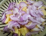 A picture of step 1 of Aloo piyaz ke mix Pakoray.