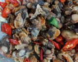 Foto langkah ke 4 dari resep Tumis Kerang Pedas.