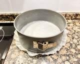 Foto del paso 2 de la receta: Pastel de yogur con cobertura de miel y frutos secos