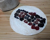 Foto del paso 3 de la receta: Wrap de frutos rojos