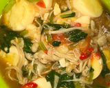 Foto langkah ke 8 dari resep Sup jamur enoki with sawi tofu.
