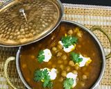 A picture of step 7 of Yakhni chanay with cream.