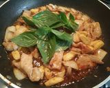 รูปขั้นตอนการทำที่ 3 ของ หมูผัดน้ำพริกเผา