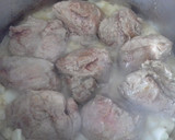 Foto del paso 4 de la receta: Carrilleras de cerdo en salsa de cebolla y vino blanco