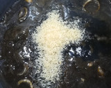 Foto del paso 4 de la receta: Arroz negro con pescado y champiñones