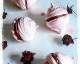 Foto del paso 2 de la receta: Besos de merengue y rosas