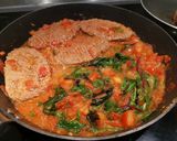 Foto del passaggio 4 della ricetta Hamburger con pomodori freschi e insalata mista cotti in padella