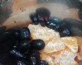 A picture of step 2 of Orange and Grapes Smoothie.