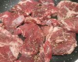 Foto langkah ke 4 dari resep Home made steak with black pepper sauce.
