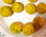 A picture of step 3 of Mashed Potato pakoras.