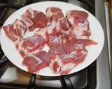 Foto del paso 1 de la receta: Costillitas de cerdo estofadas con lentejas y vegetales. Jon Style