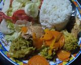 Foto del paso 3 de la receta: Mi pollo saltado con vegetales ensalada y arroz