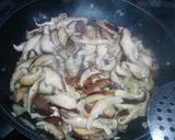 Foto del paso 2 de la receta Pizza con setas shiitake, cebolla y jamón
