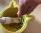Foto del paso 5 de la receta: Aperitivo de queso y aceitunas negras (con vinagreta de albahaca)