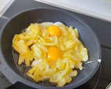 Foto del paso 4 de la receta: Huevos rotos con chistorra