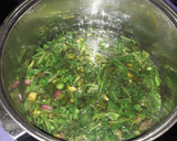 Foto del paso 2 de la receta: Sopa de plantas silvestres y flores. "Receta de posguerra"