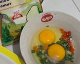 Foto langkah ke 3 dari resep Telur Dadar Daun Bawang.