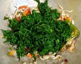 Foto langkah ke 4 dari resep Tumis Daun Kenikir Teri.